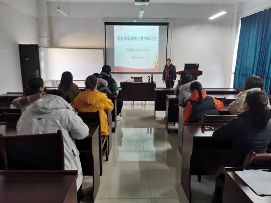 说明: 会议室里的人们描述已自动生成